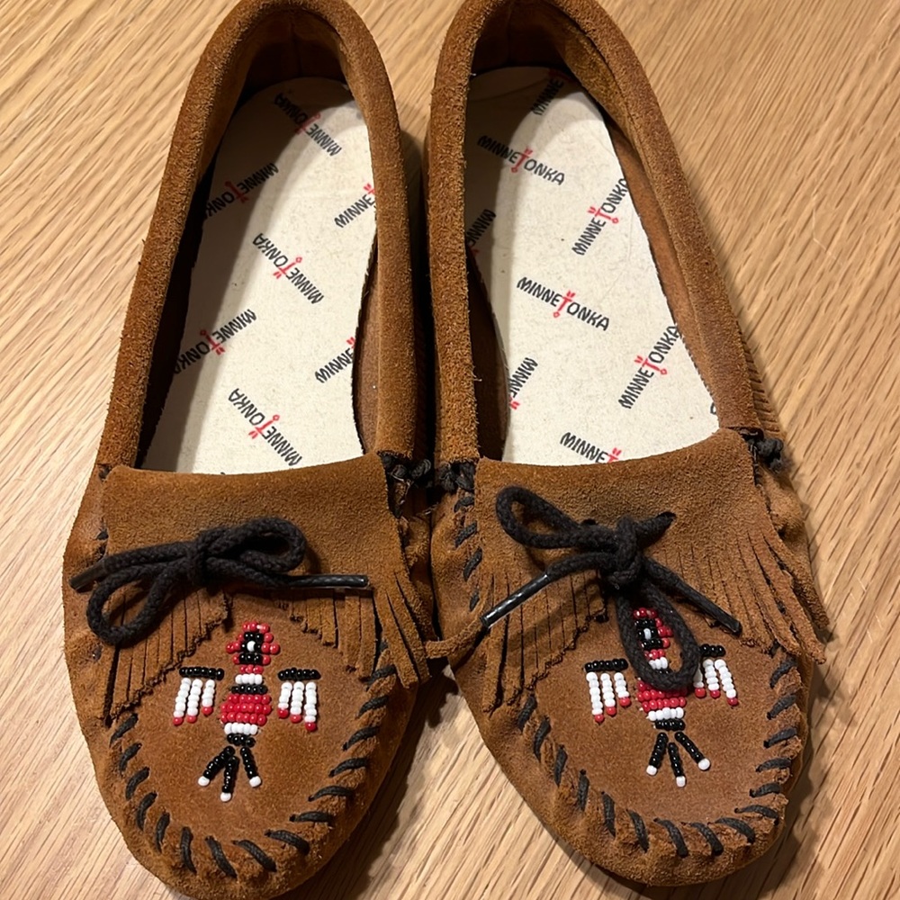 Women’s sz 6.5 Minnetonka slip on moccasins